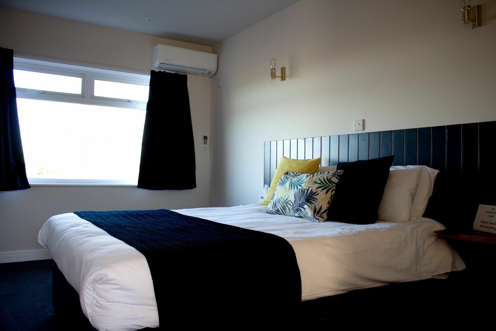 The Town & Country Lodge Dundry ภายนอก รูปภาพ